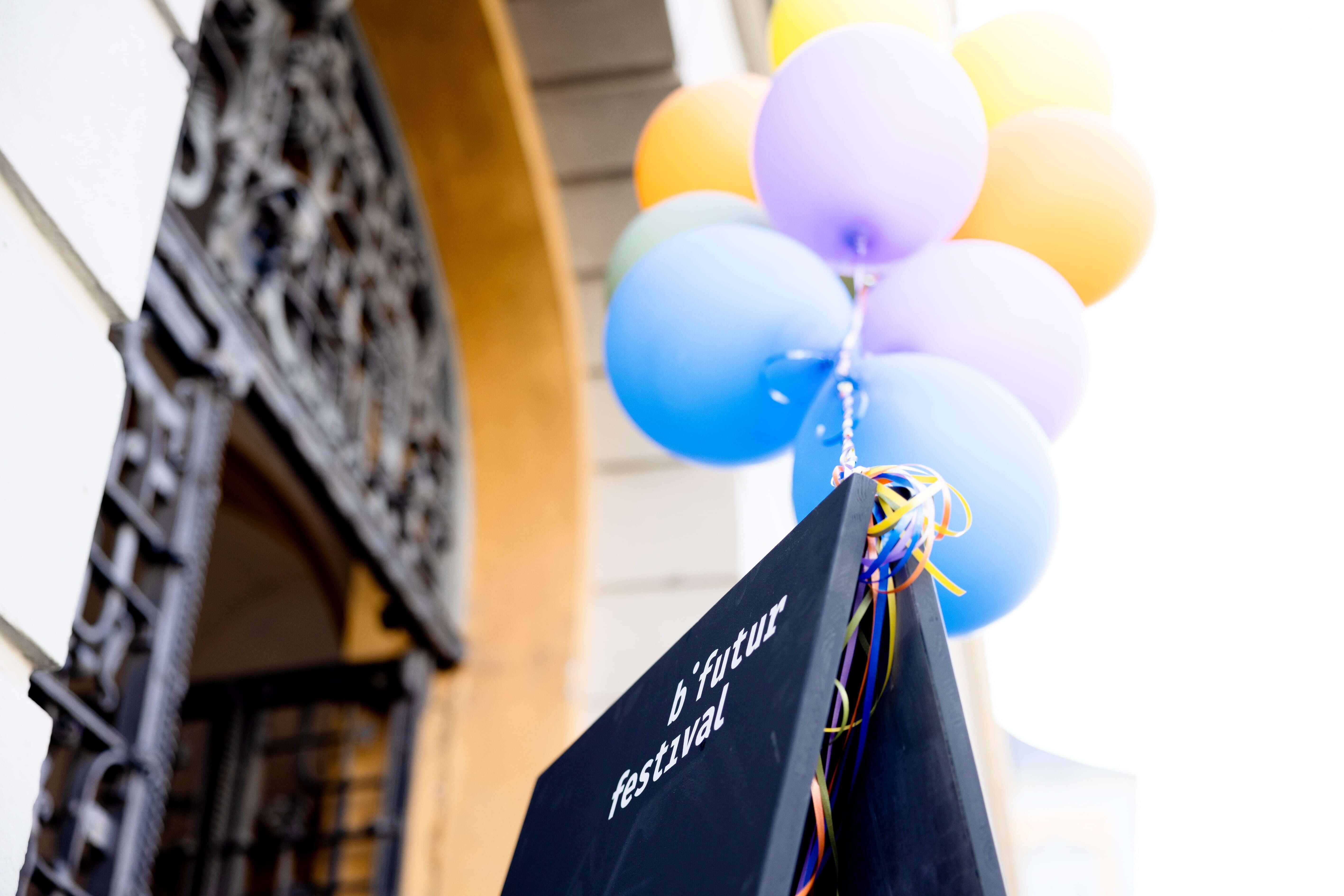 b° future Luftballons in der Bonner Innenstadt