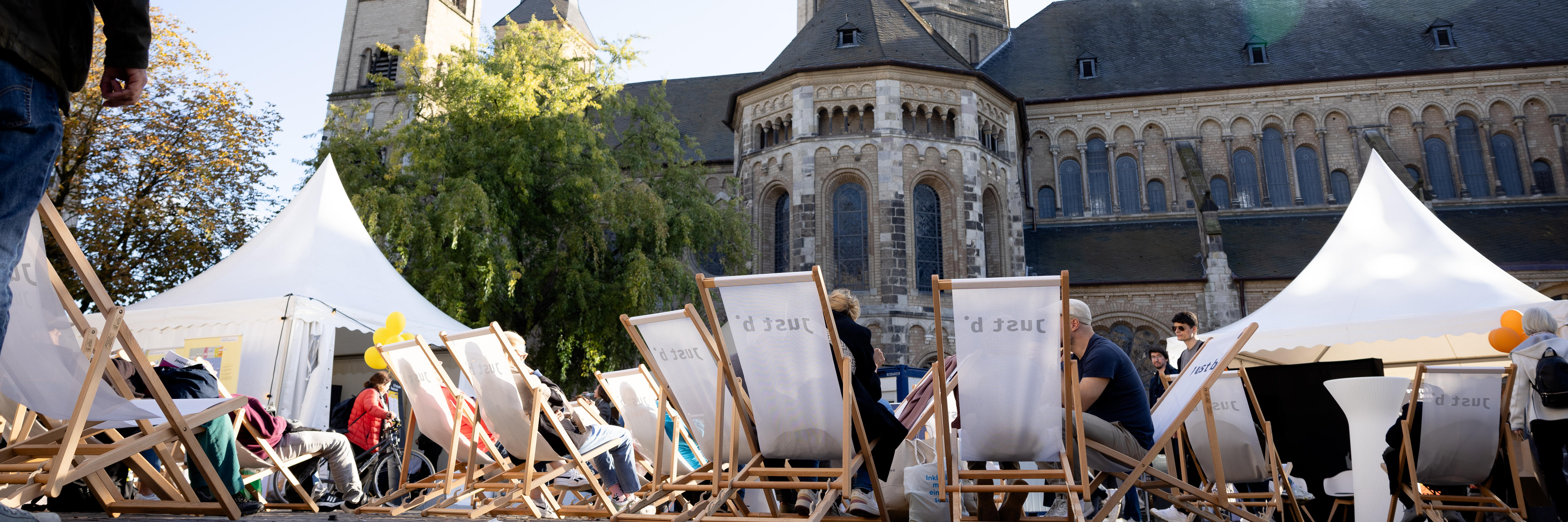 Sonnenstühle auf dem Münsterplatz, Bonner Münster im Hintergrund