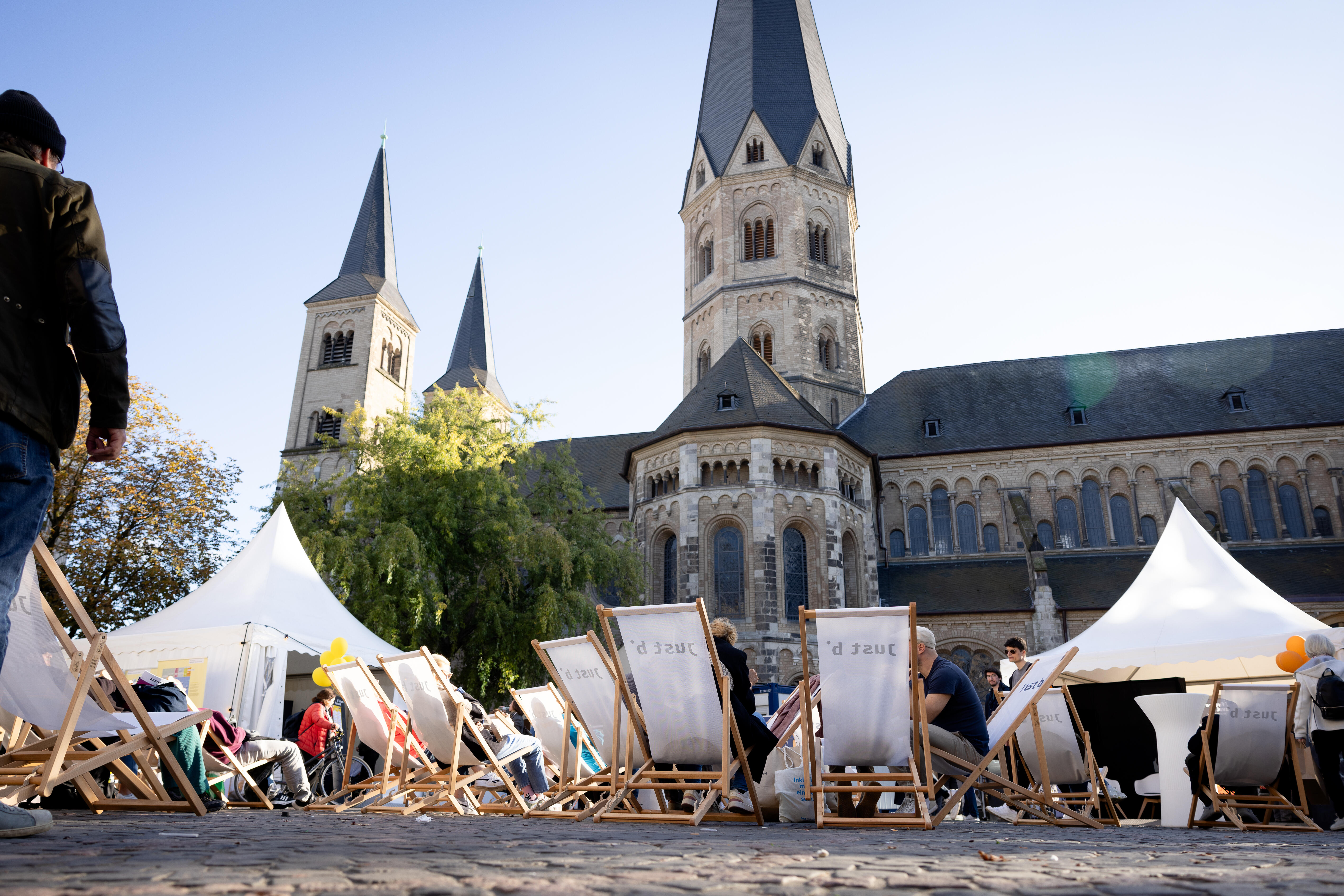 Sonnenstühle auf dem Münsterplatz, Bonner Münster im Hintergrund