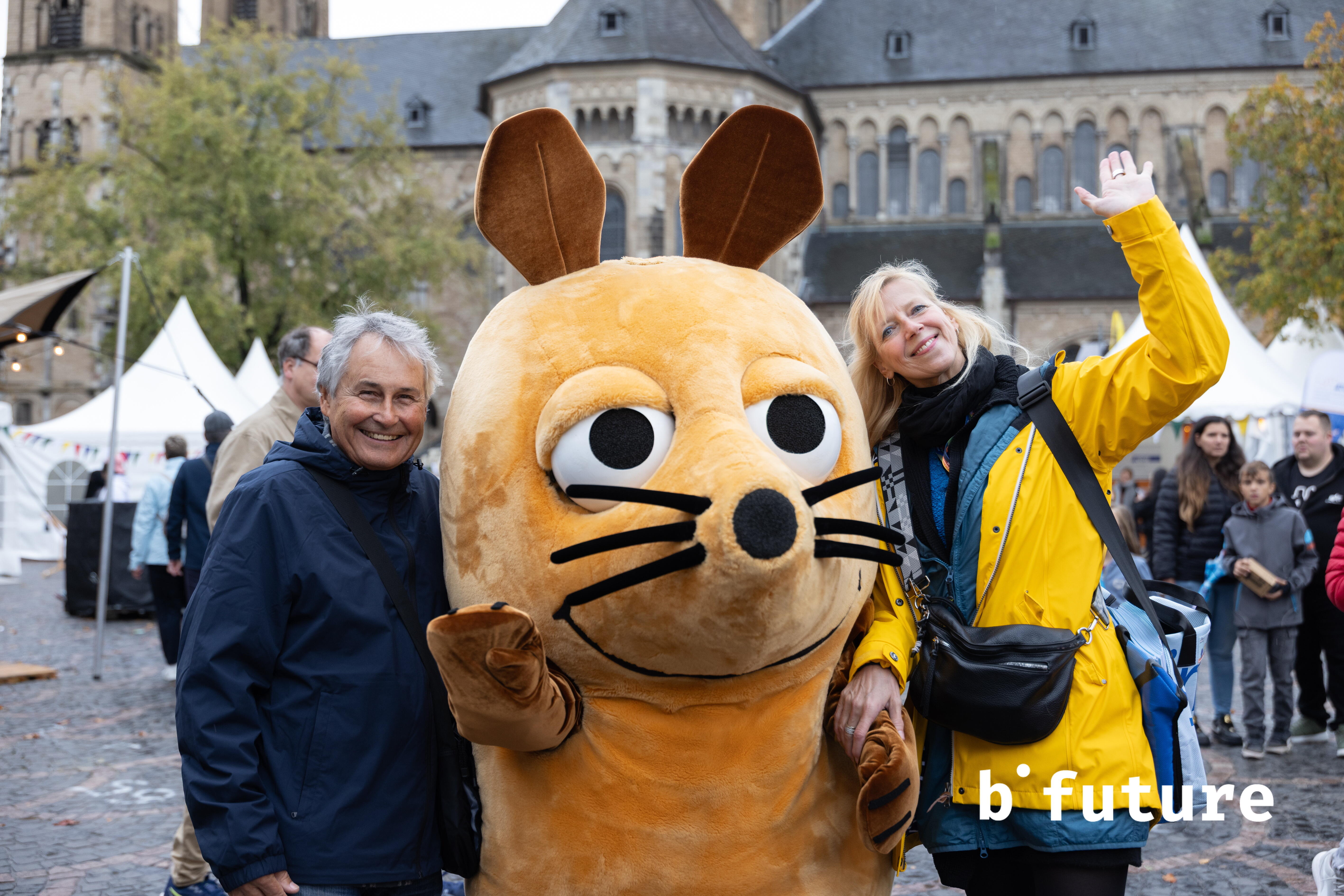 Zwei Personen posieren für ein Foto mit der wdr Maus