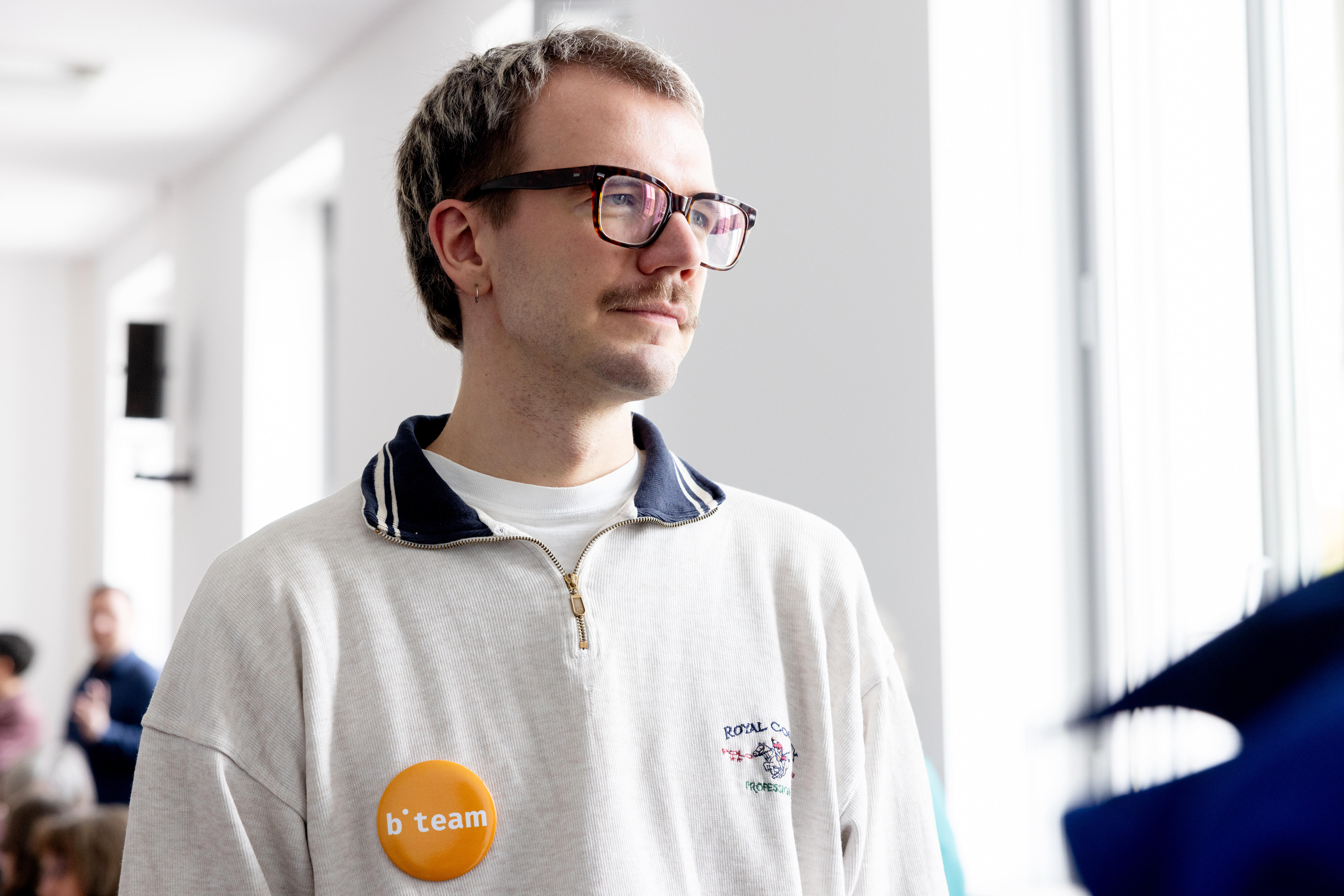 Ein Team-Mitglied steht beim Deep Dive in einem hellen Seminarraum