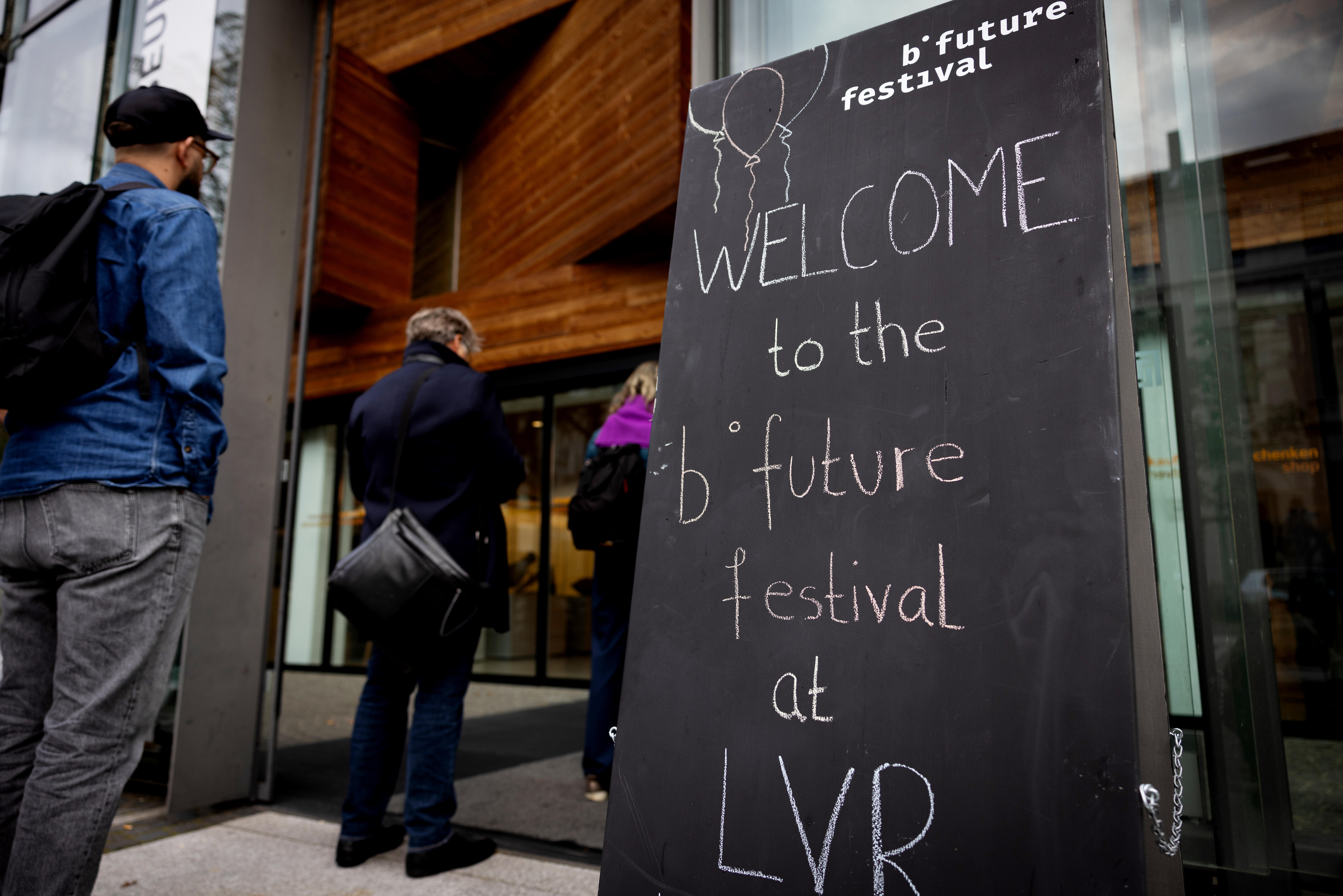 Eine schwarze Tafel am Eingang der LVR-Museums auf der "Welcome to the b° future festival at LVR" steht