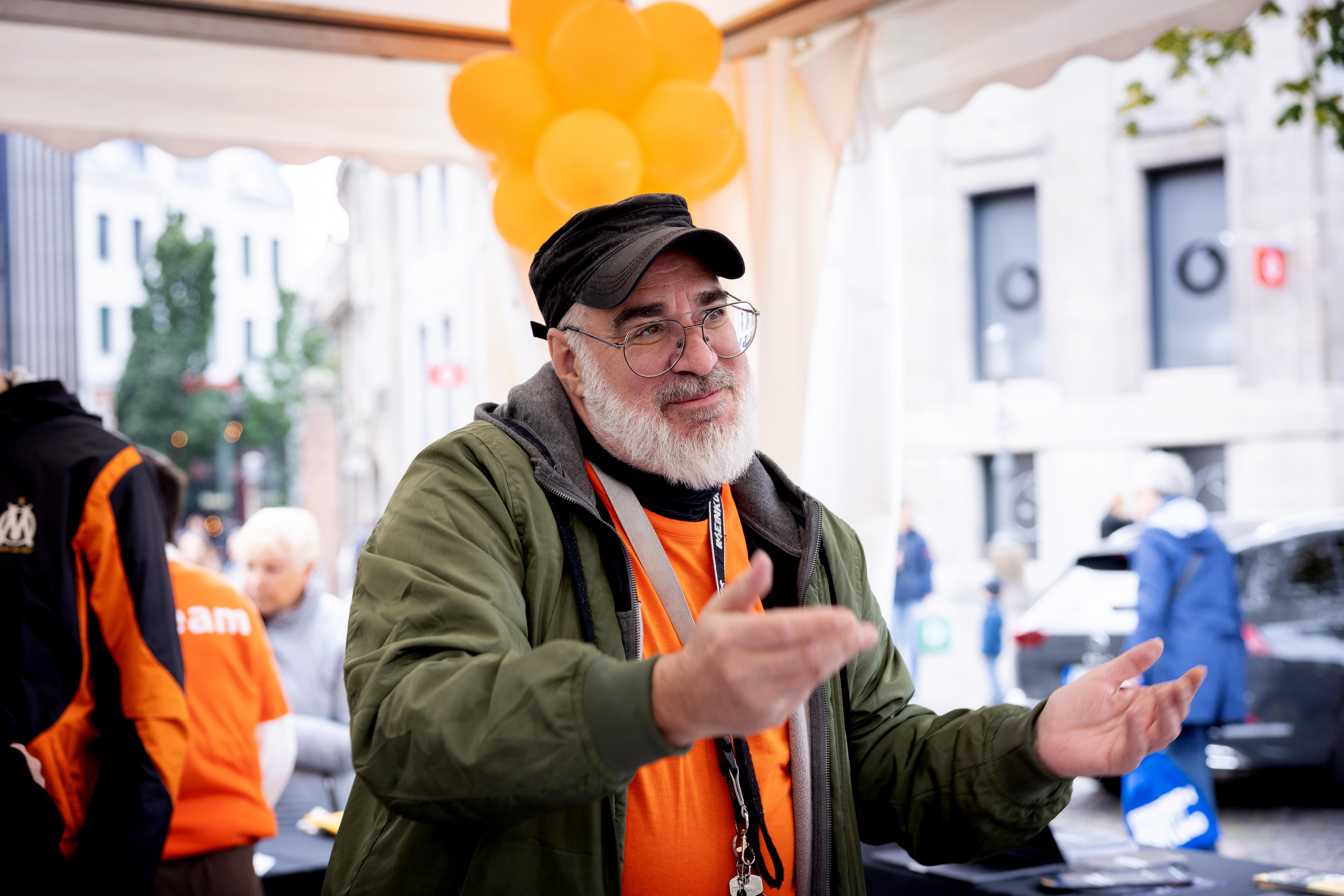 Ein Teammitglied vom b° future festival begrüßt mit offenen Armen einen Gast