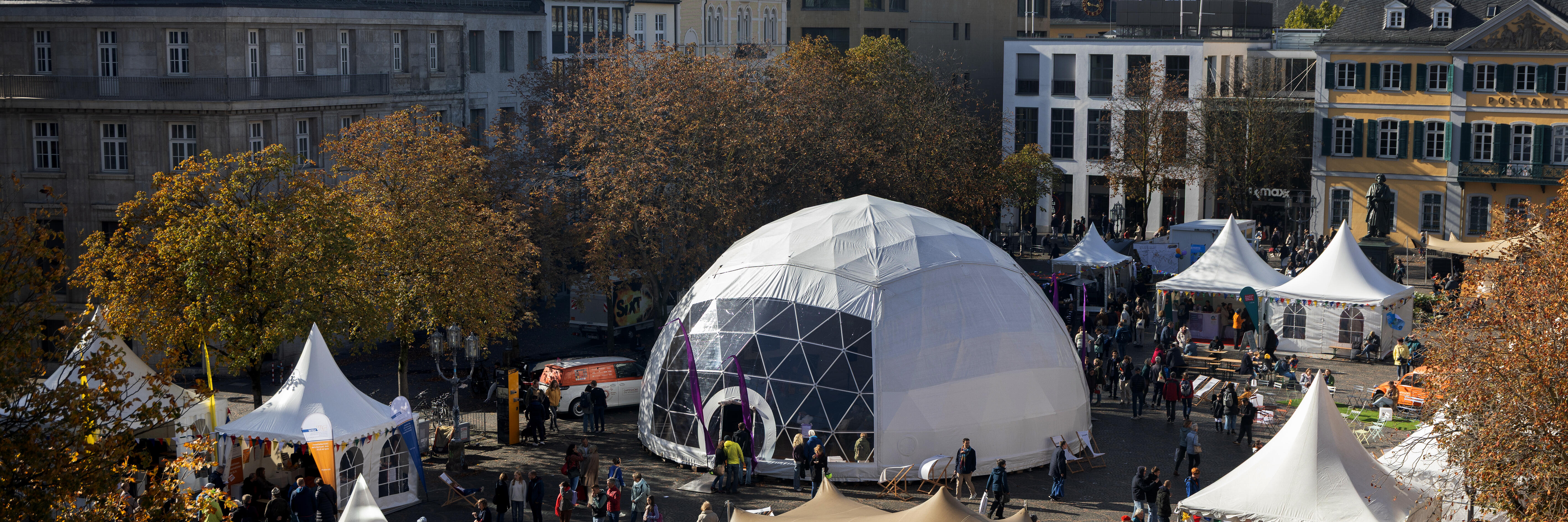 Vogelperspektive vom Münsterplatz mit der b° future Zeltstadt und dem Kuppelzelt in der Mitte.