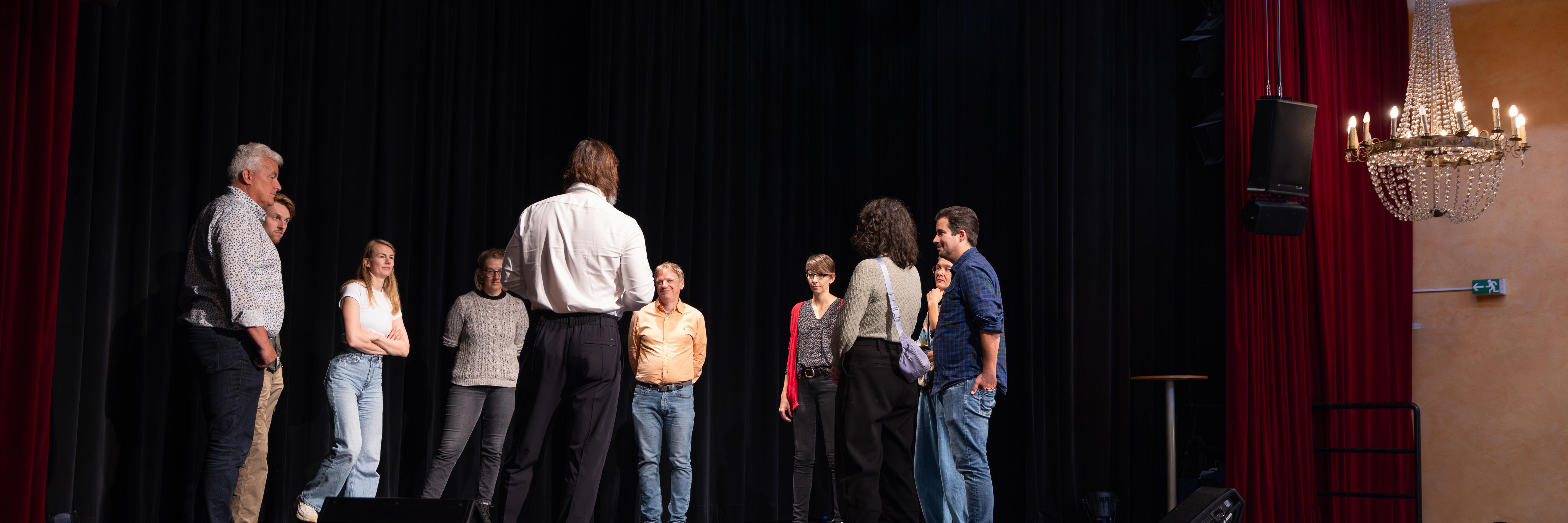 Eine Gruppe Menschen nimmt am Improvisations-Workshop im Haus der Springmaus teil.