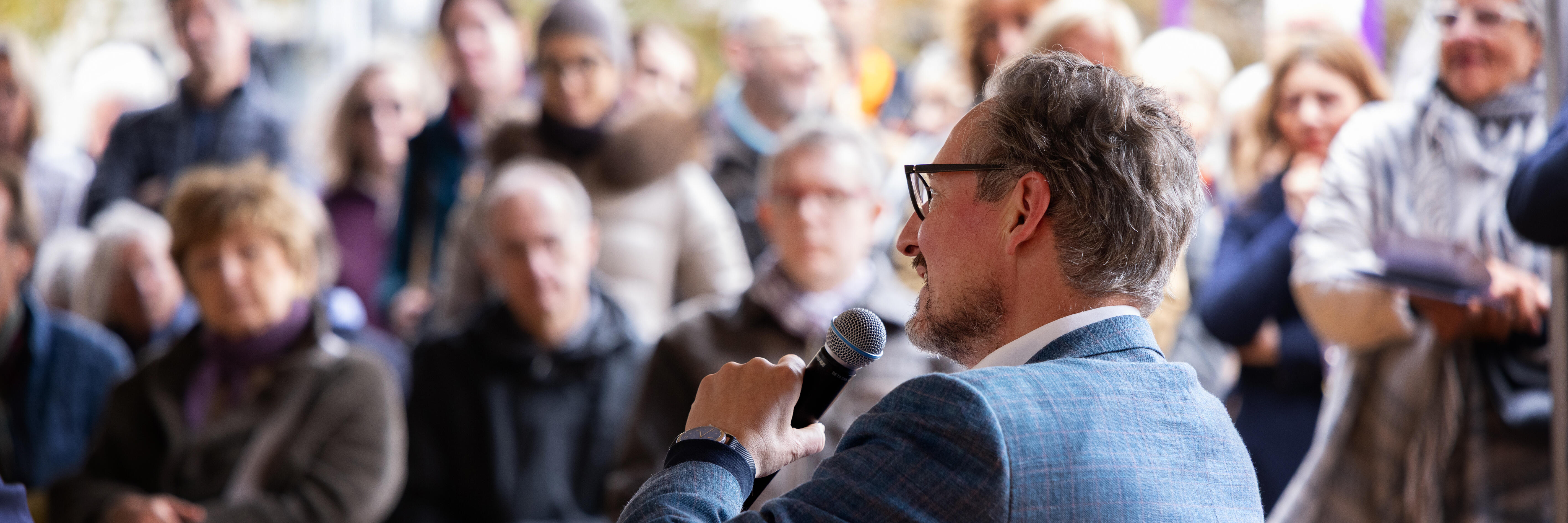 Eckart von Hirschhausen spricht vor Publikum auf dem Münsterplatz.