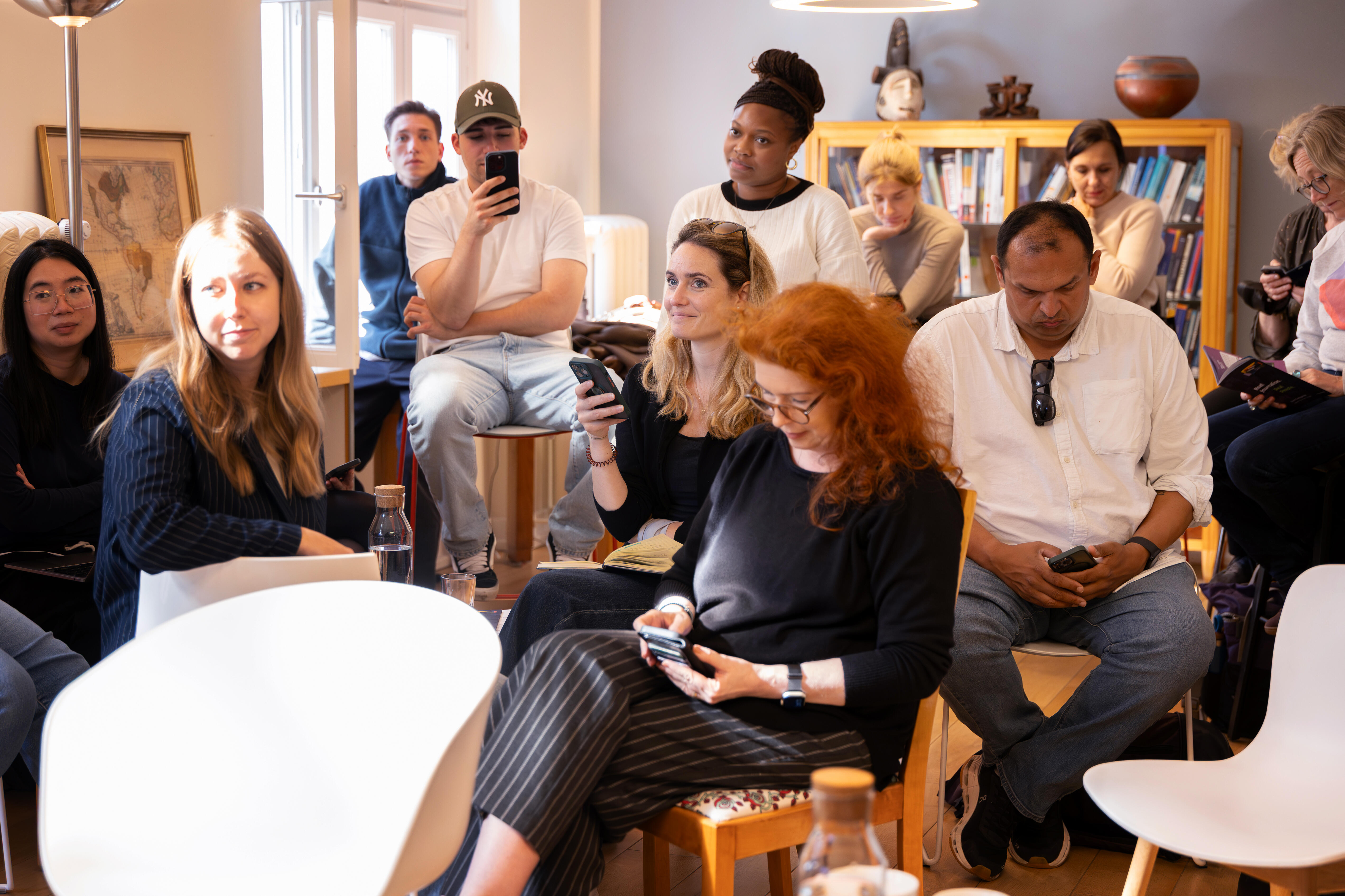 Mehrere Leute in einem Workshop.