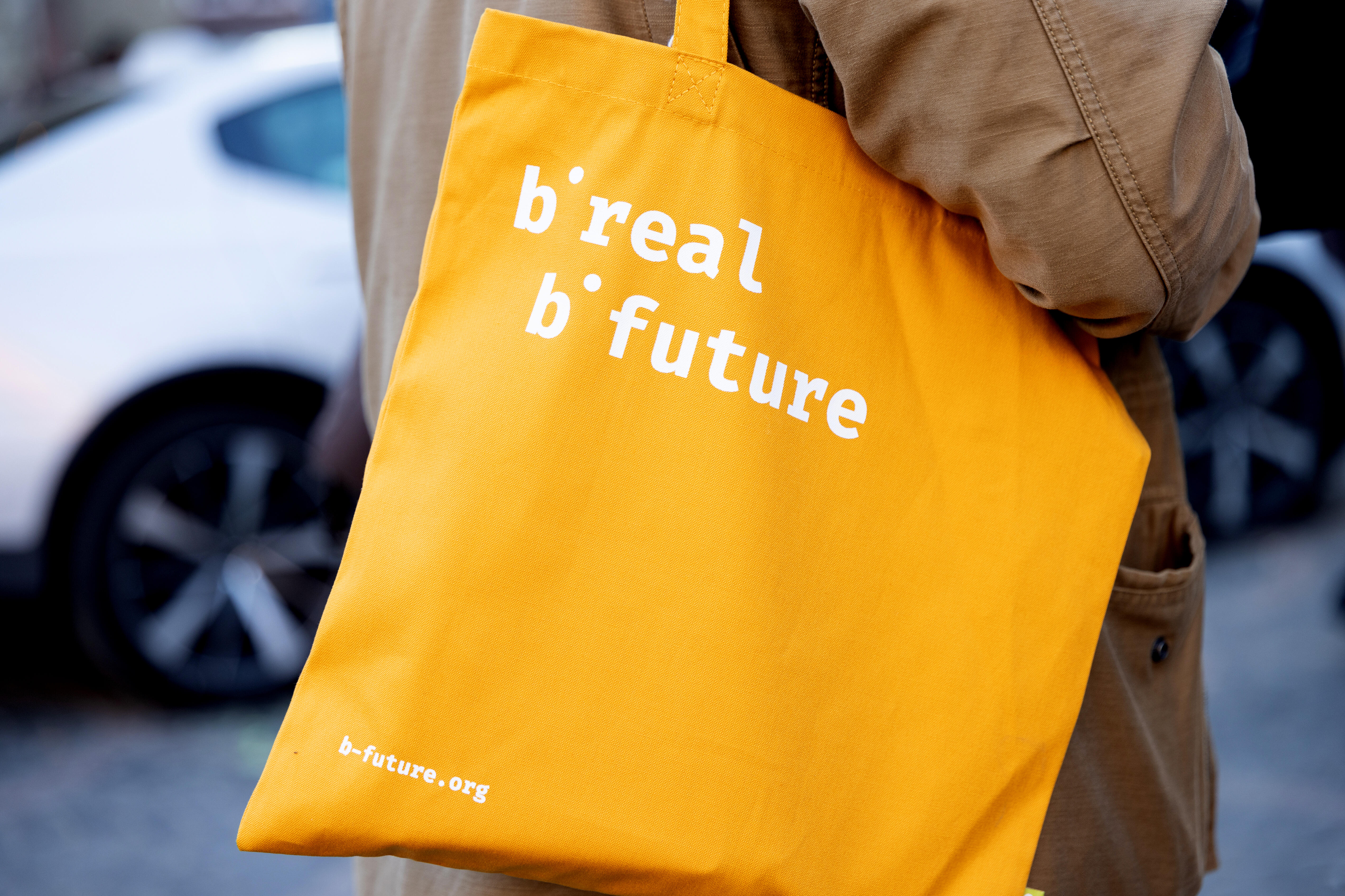 Gelbe Festivaltasche mit dem Schriftzug b°real, b°future