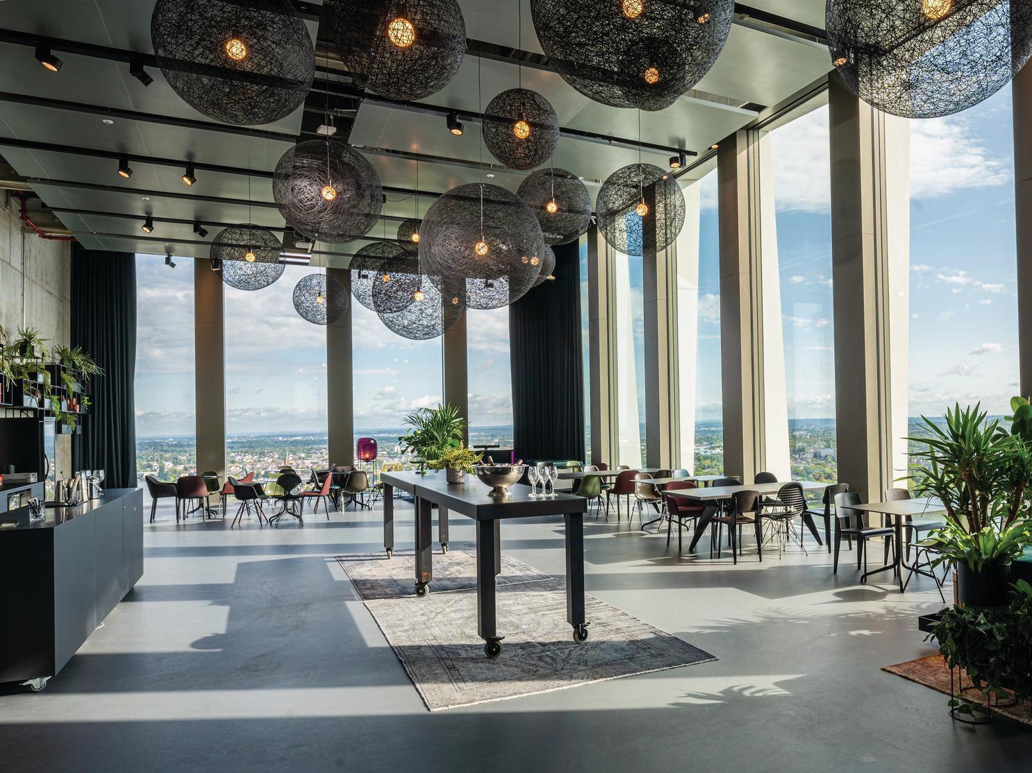 Ein Bild der Rooftoplounge vom Design Offices im 27. Stockwerk.
