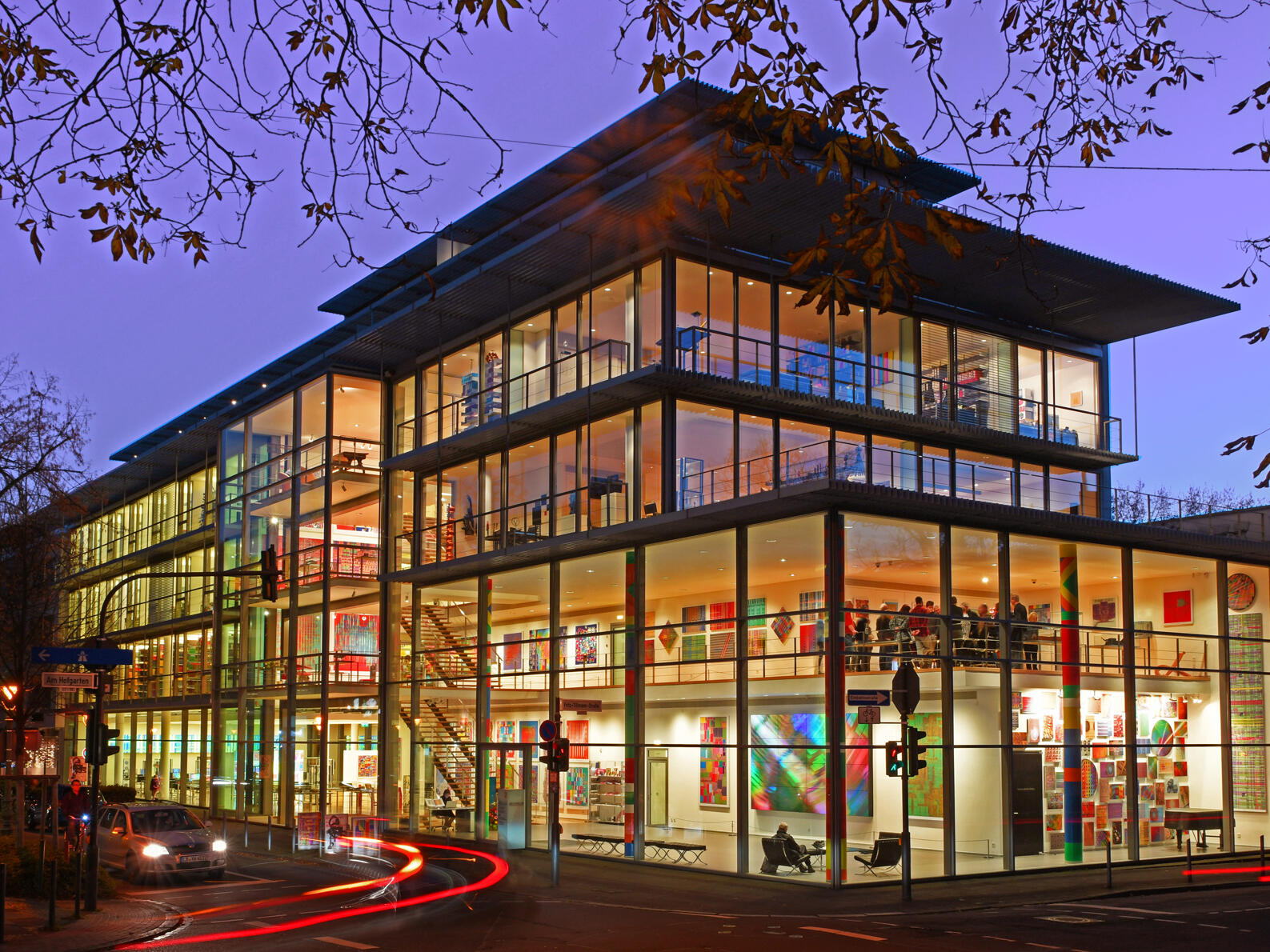 Das Gebäude vom Arithmeum von draußen in Nacht.