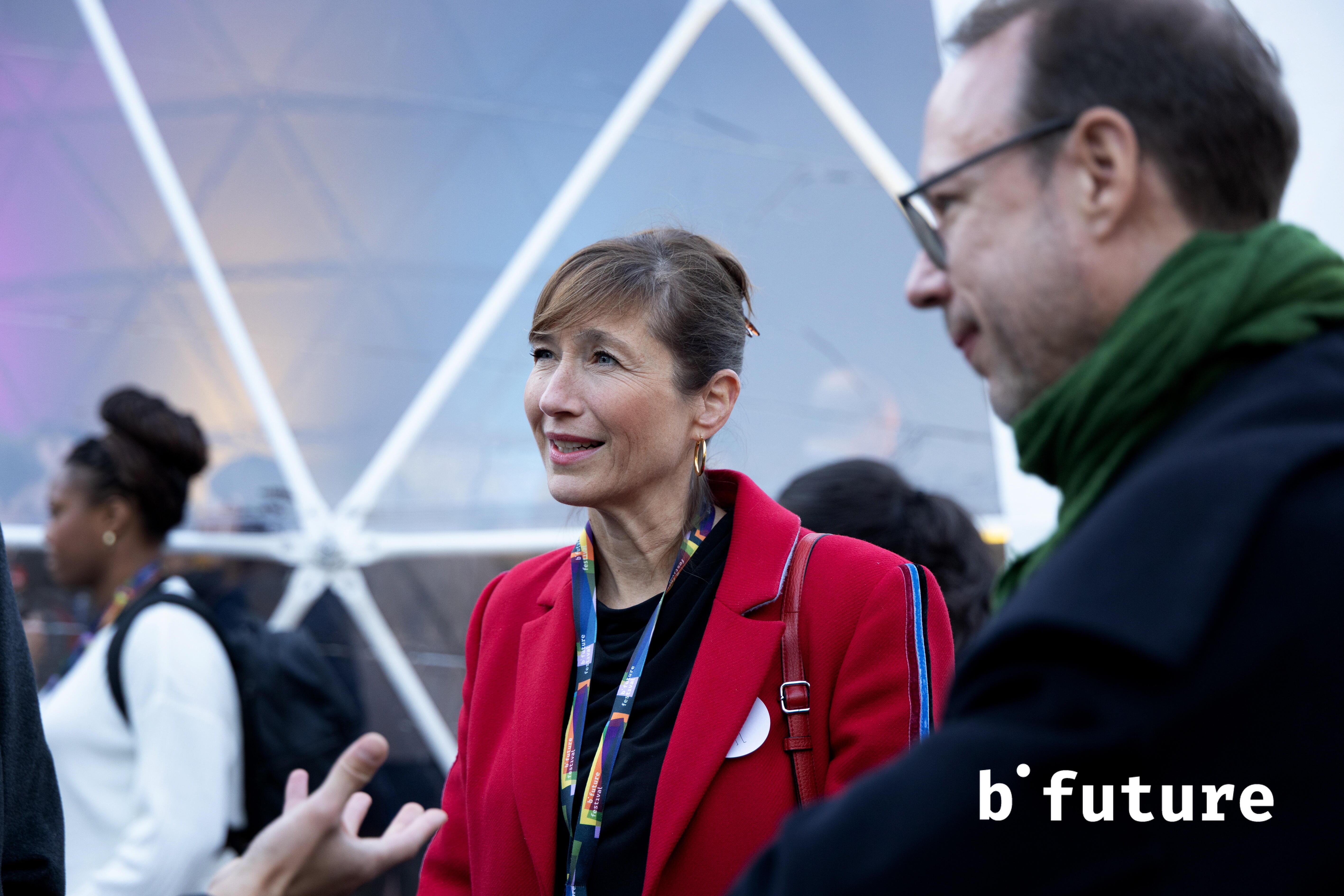 Barbara Massing schaut seitlich zu einer Person hin