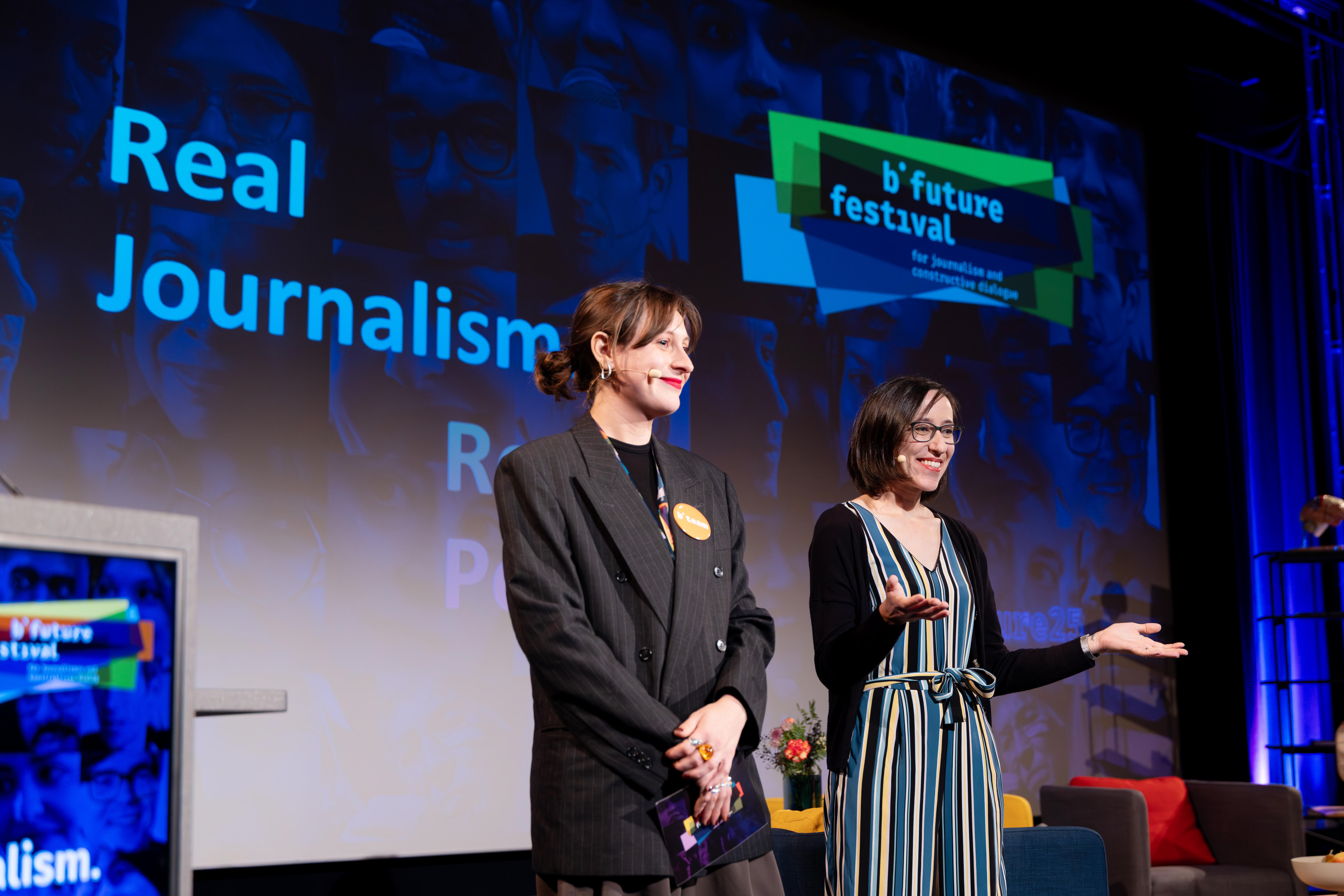 Cristina Burak und Laura Englert stehen auf der Bühne und lächeln in Richtung Publikum