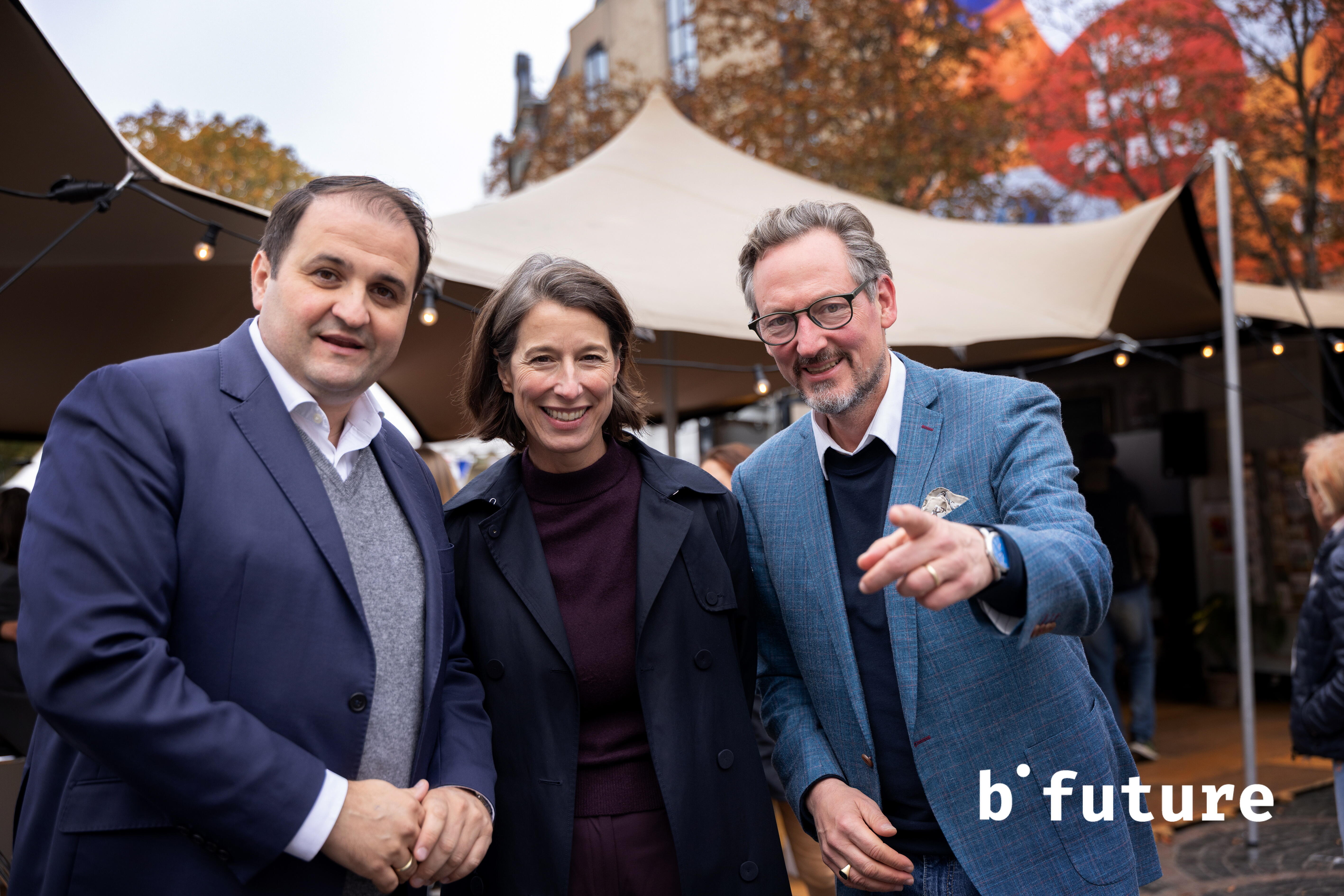 Nathanael Liminski, Ellen Heinrichs und Eckhart von Hirschhausen schauen in die Kamera und lächeln