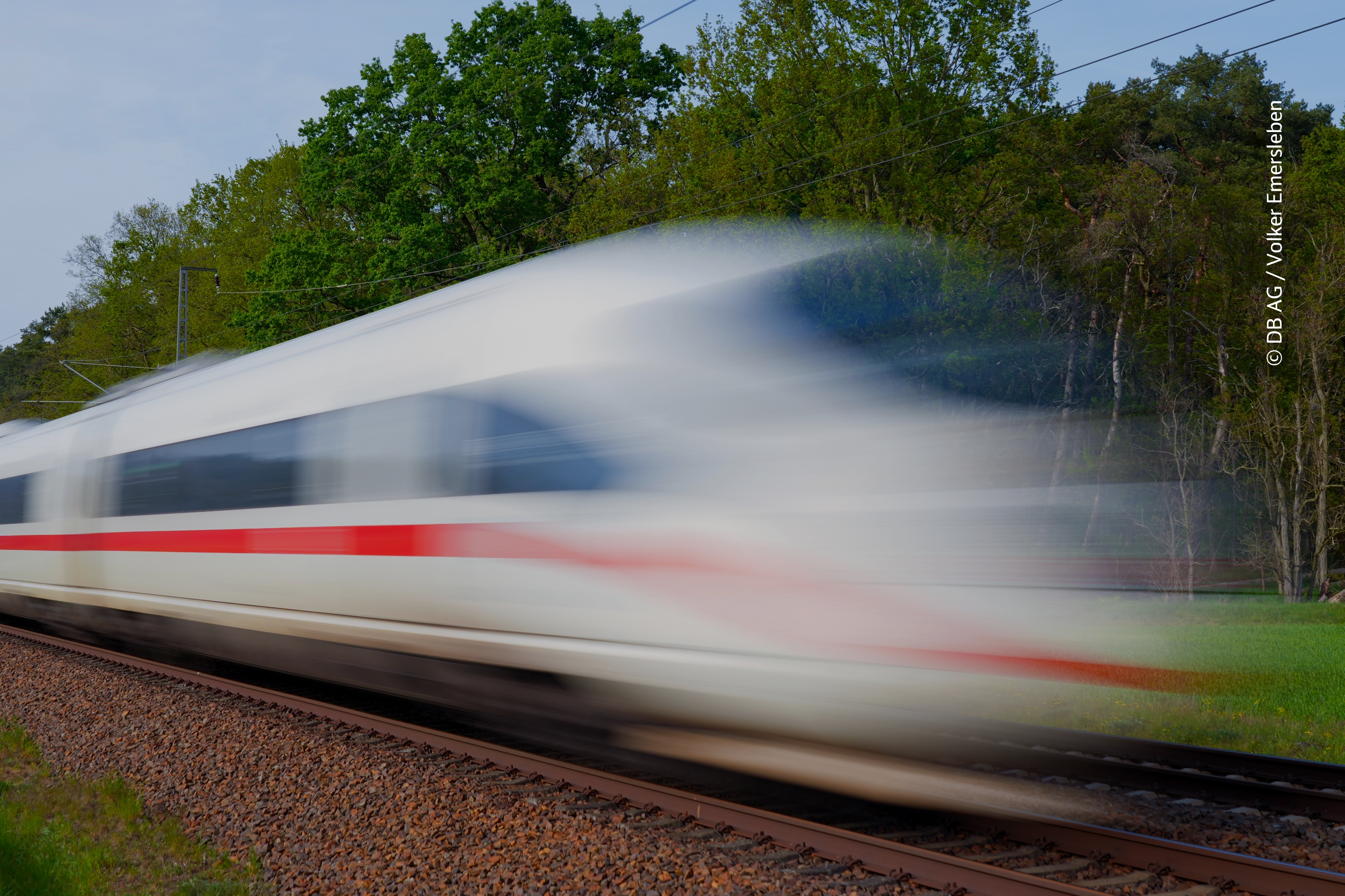 Ein ICE der Deutsche Bahn fährt auf der Schiene.