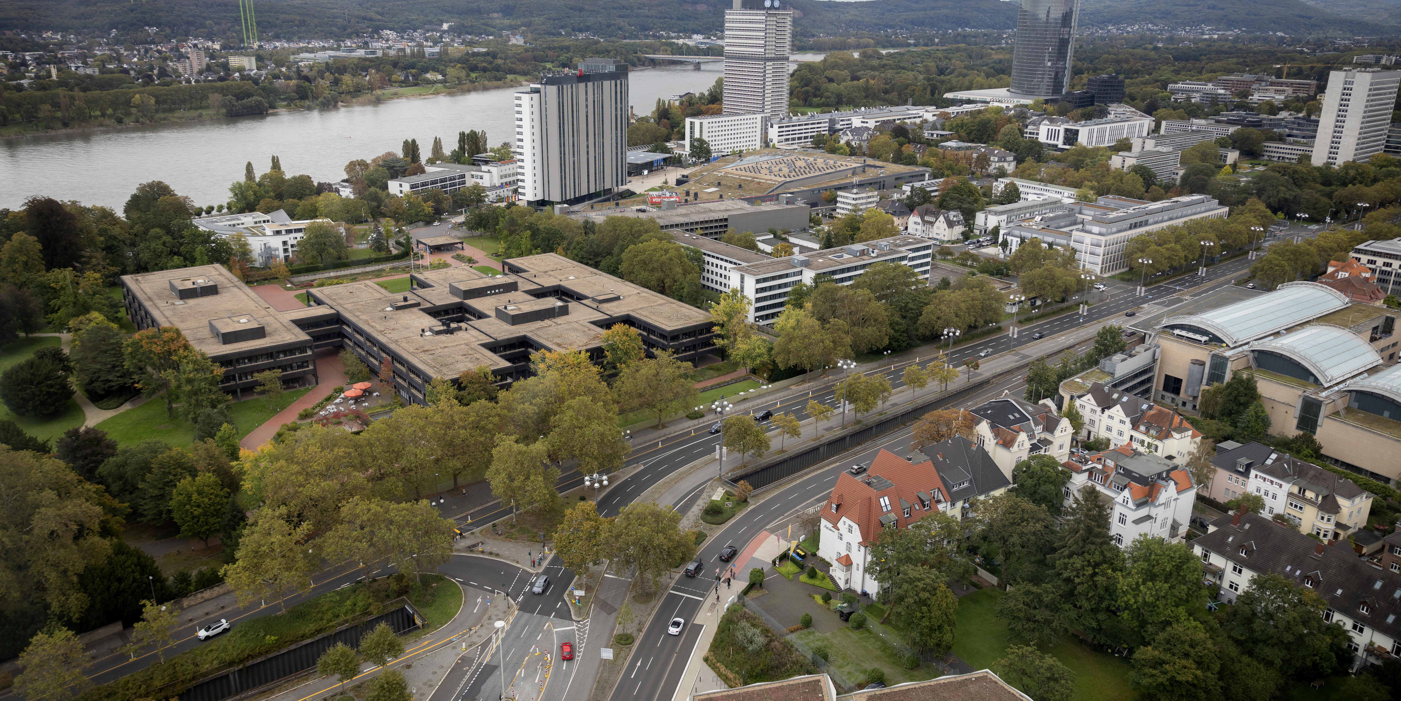 Bonn aus der Vogelperspektive, mit Blick auf Straßen und Rhein