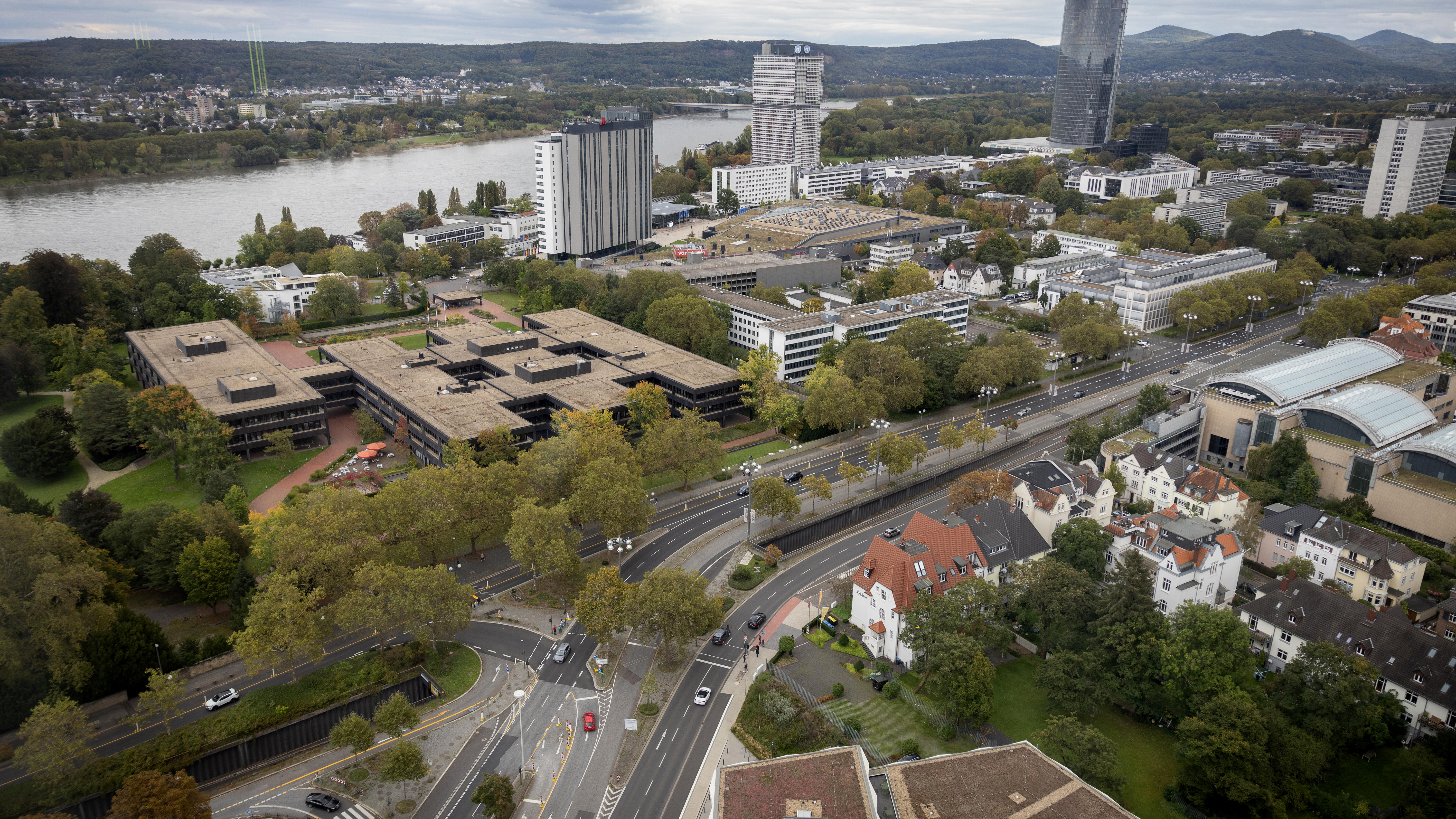 Bonn aus der Vogelperspektive, mit Blick auf Straßen und Rhein