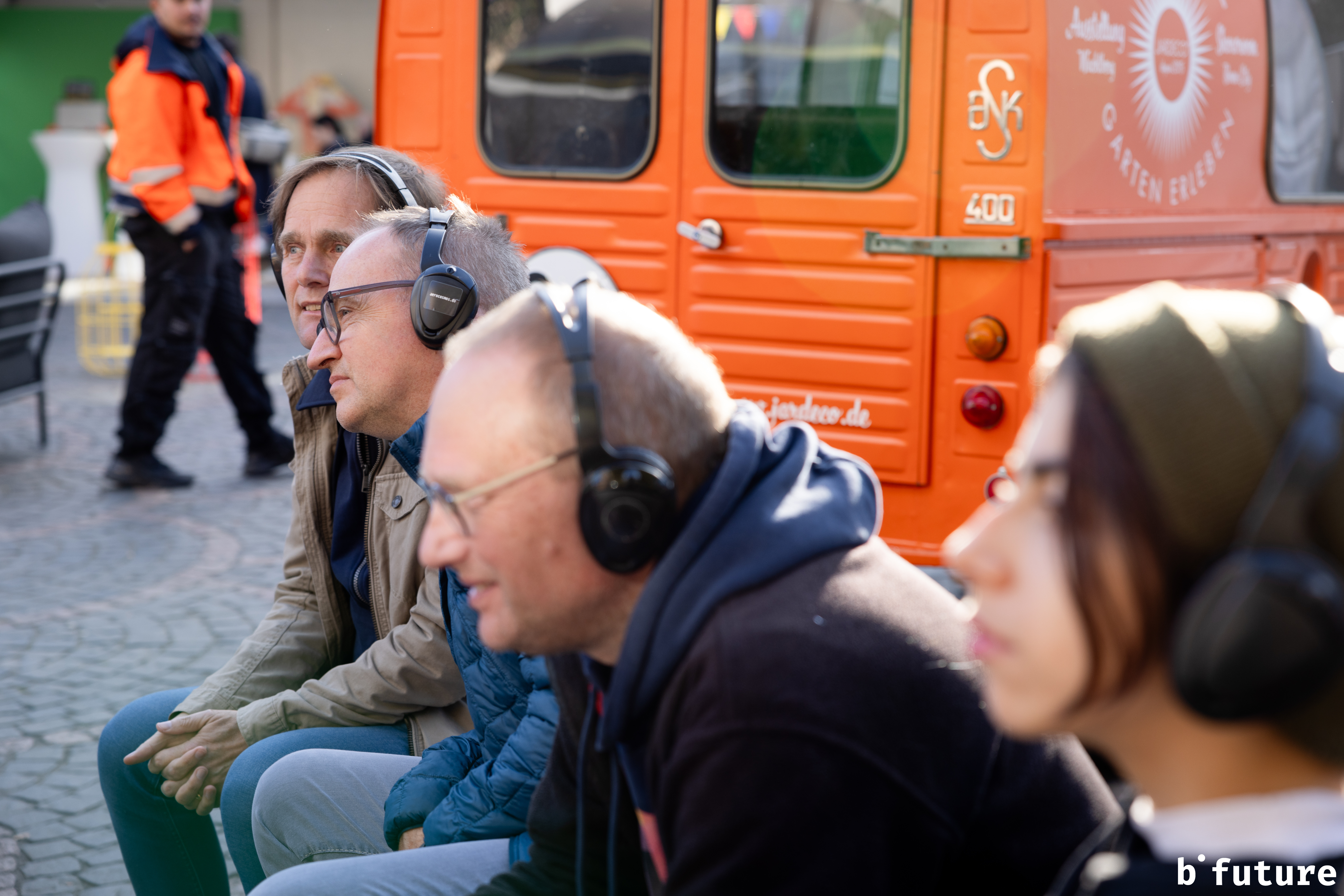 Menschen mit Kopfhörern