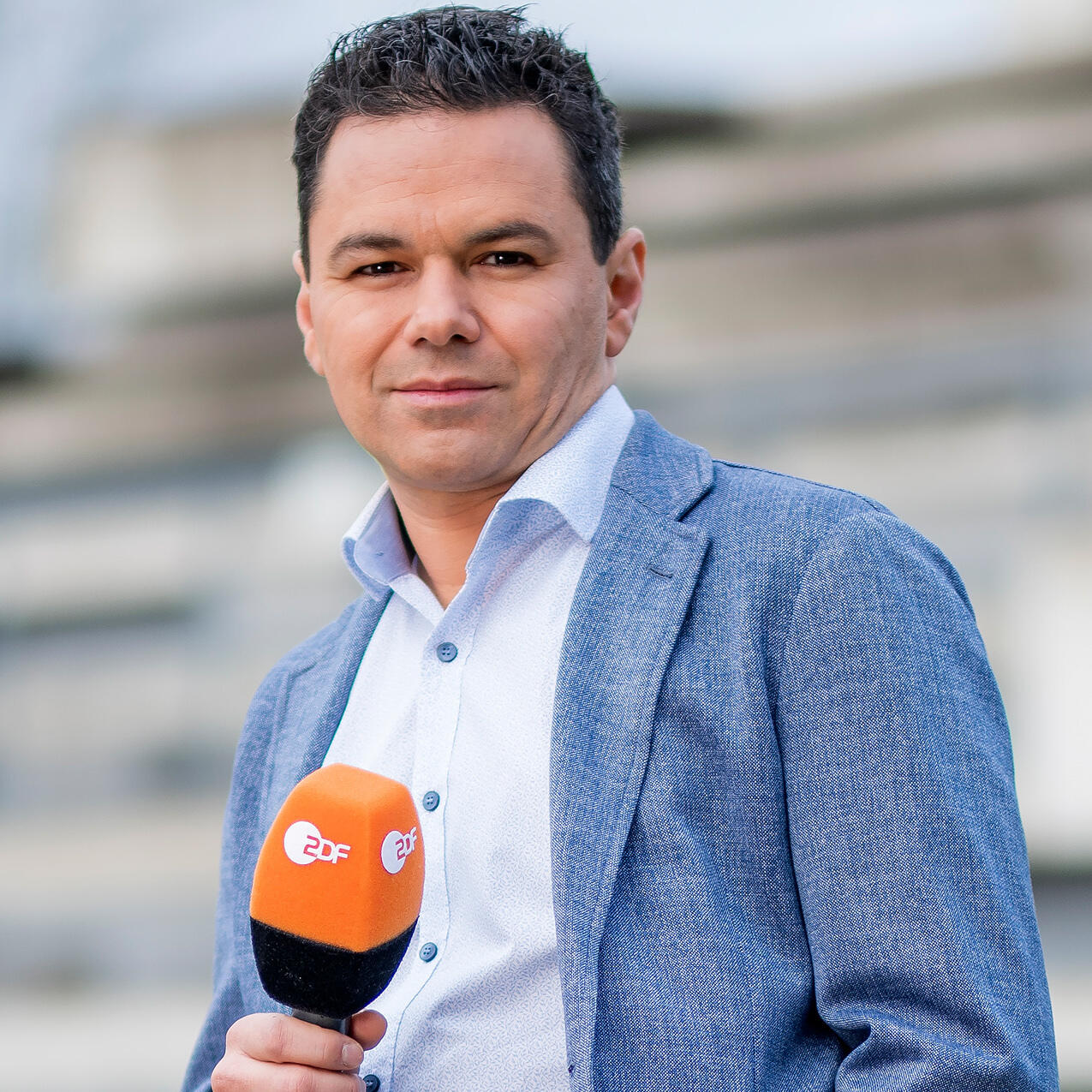 Zu sehen ist der Wettermoderator Özden Terli vom ZDF.