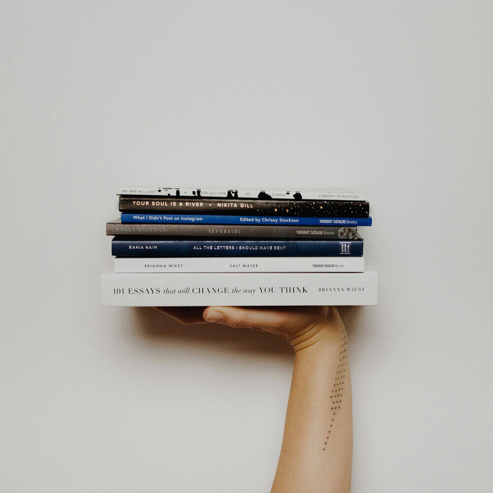 Bücher auf einer Hand