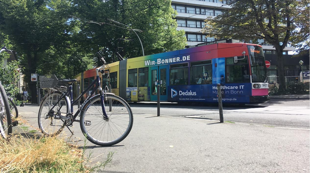 Eine Stadtbahn in Bonn und ein Fahrrad
