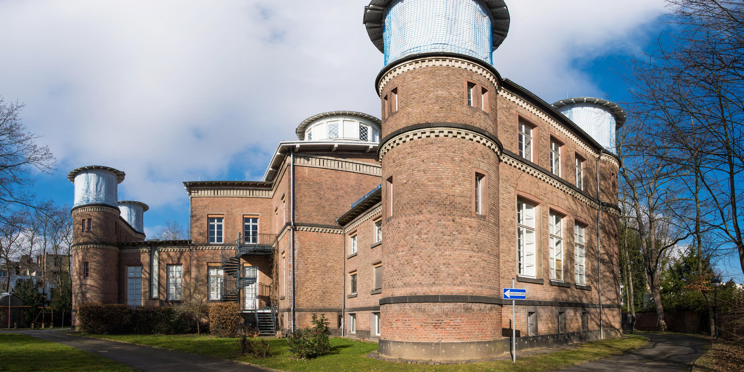 Die Sternwarte der Universität von vorne fotografiert.