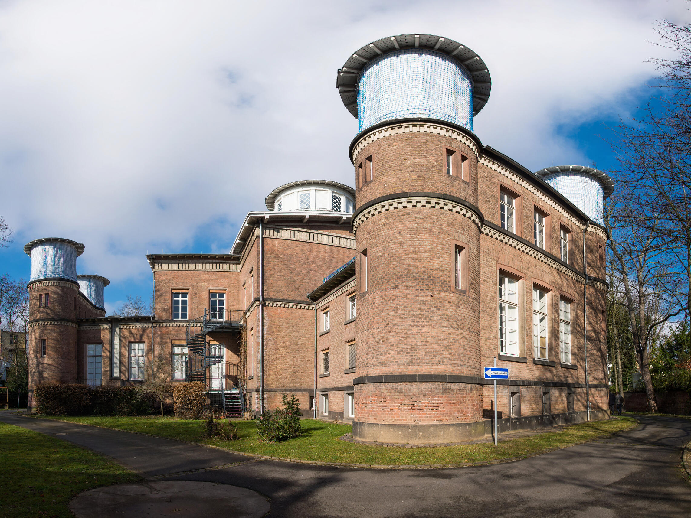 Die Sternwarte der Universität von vorne fotografiert.