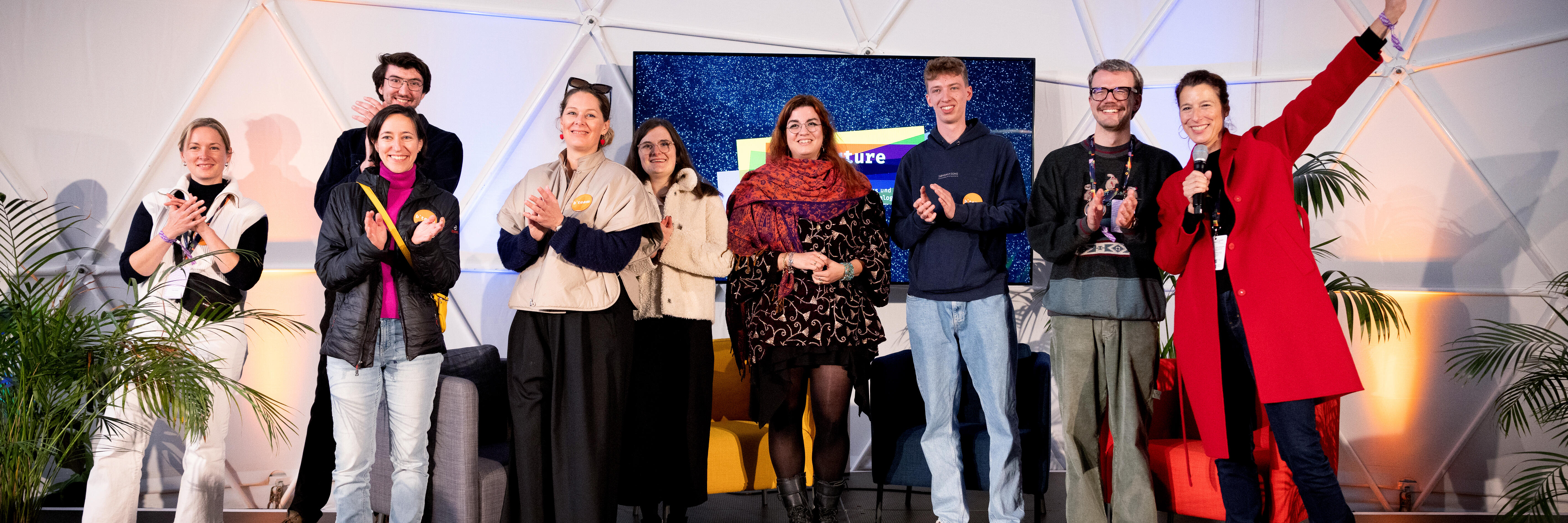 Das b° future Team auf der Bühne des b° future festivals 2024