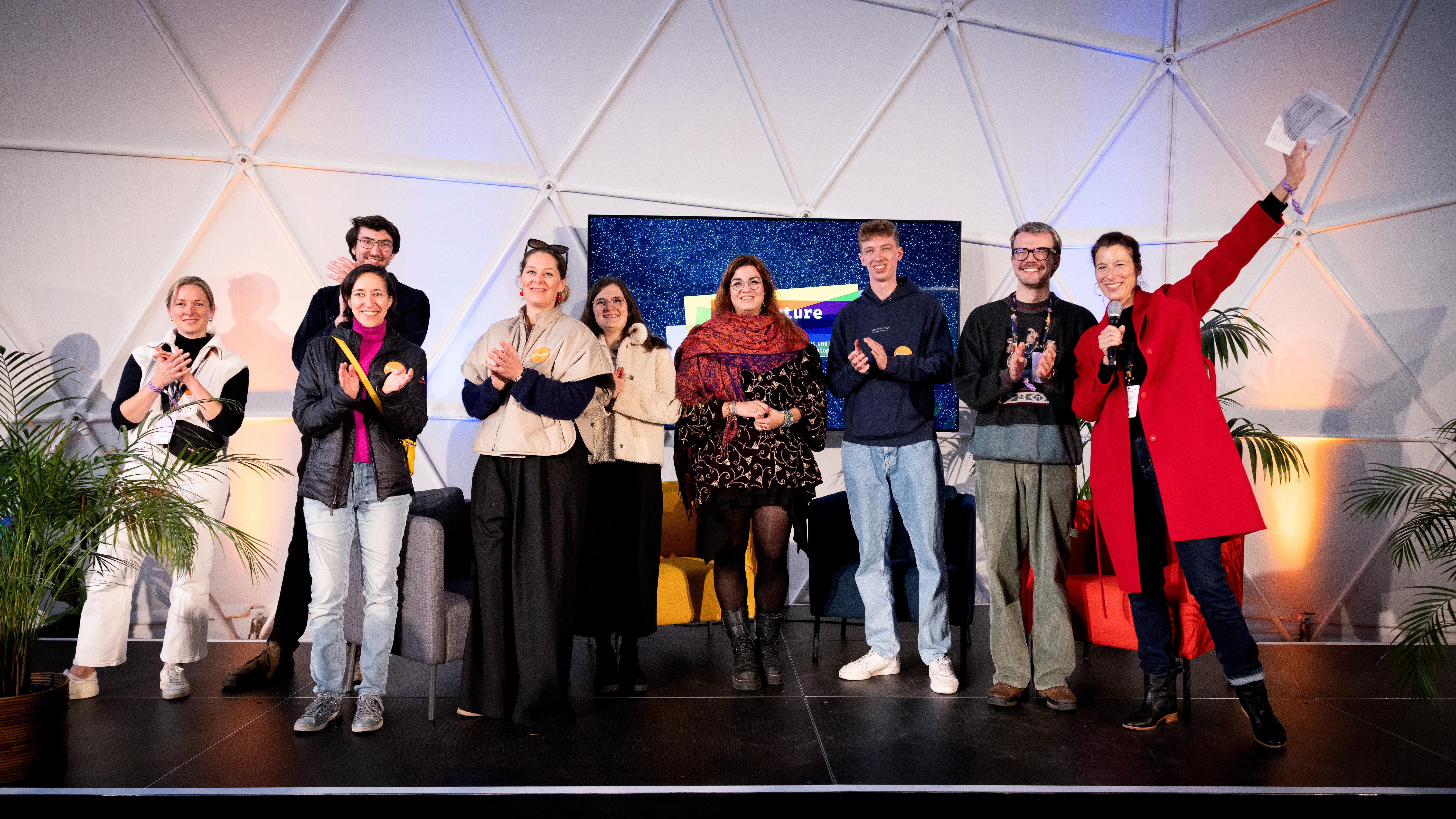 Das b° future Team auf der Bühne des b° future festivals 2024