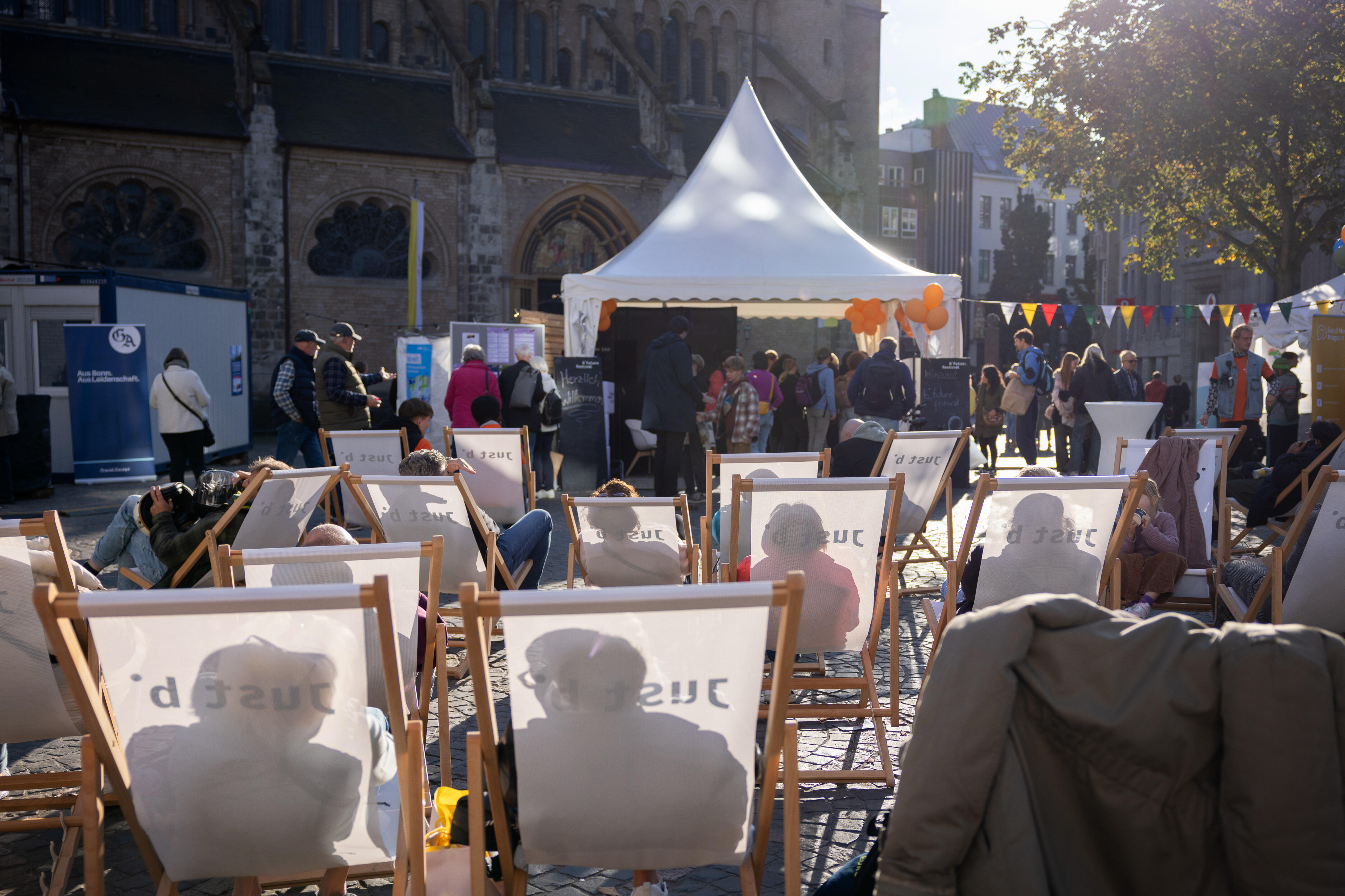 Zelt auf dem Münsterplatz, davor Liegestühle.