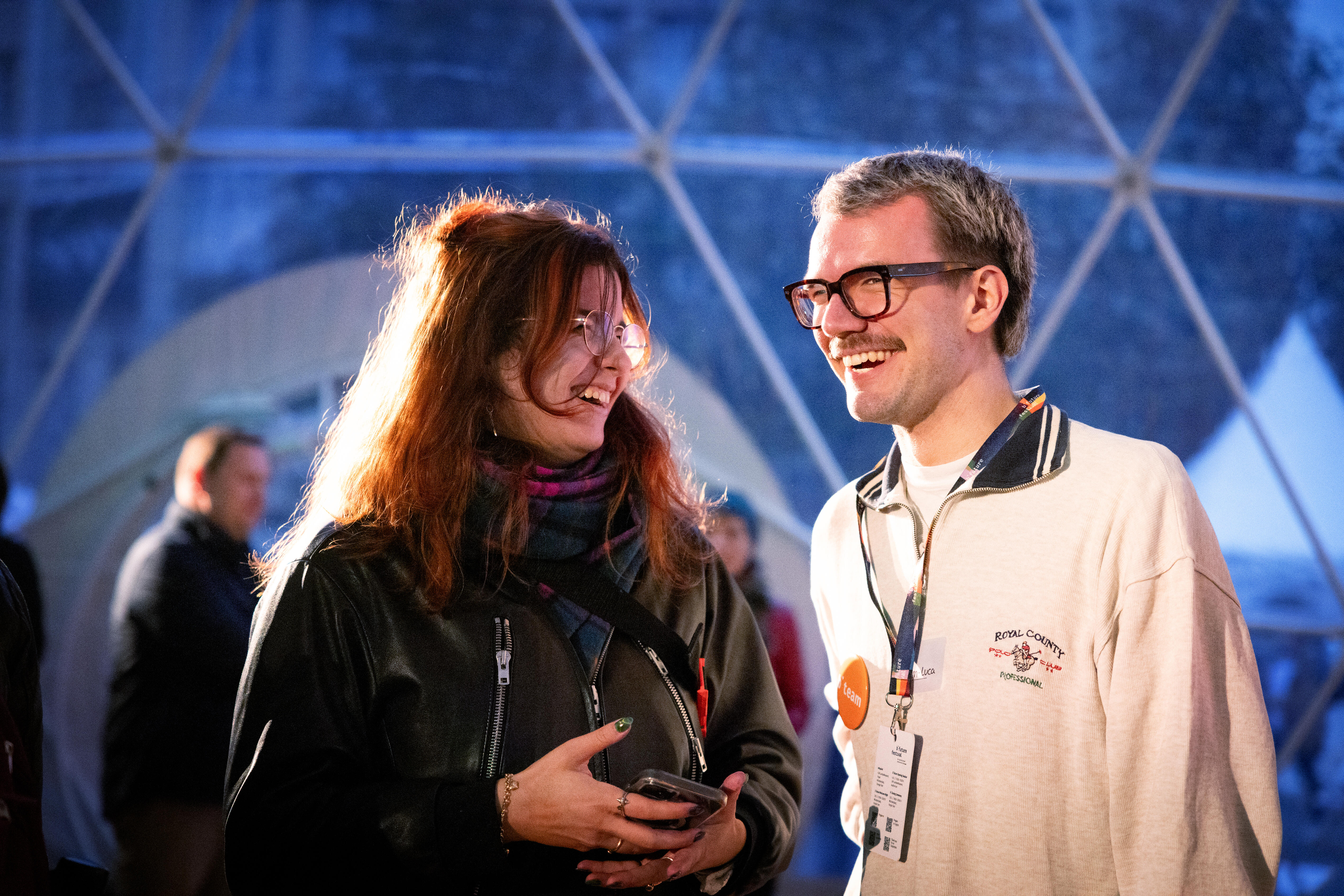 Zwei Team-Mitglieder stehen lächelnd im Kuppelzelt beim b° future festival